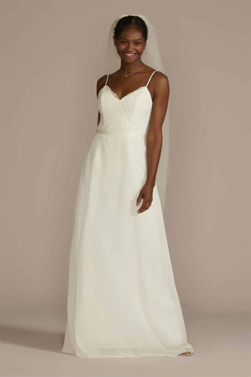 Woman wears lookalike dress to the Pam Beesly wedding dress. 