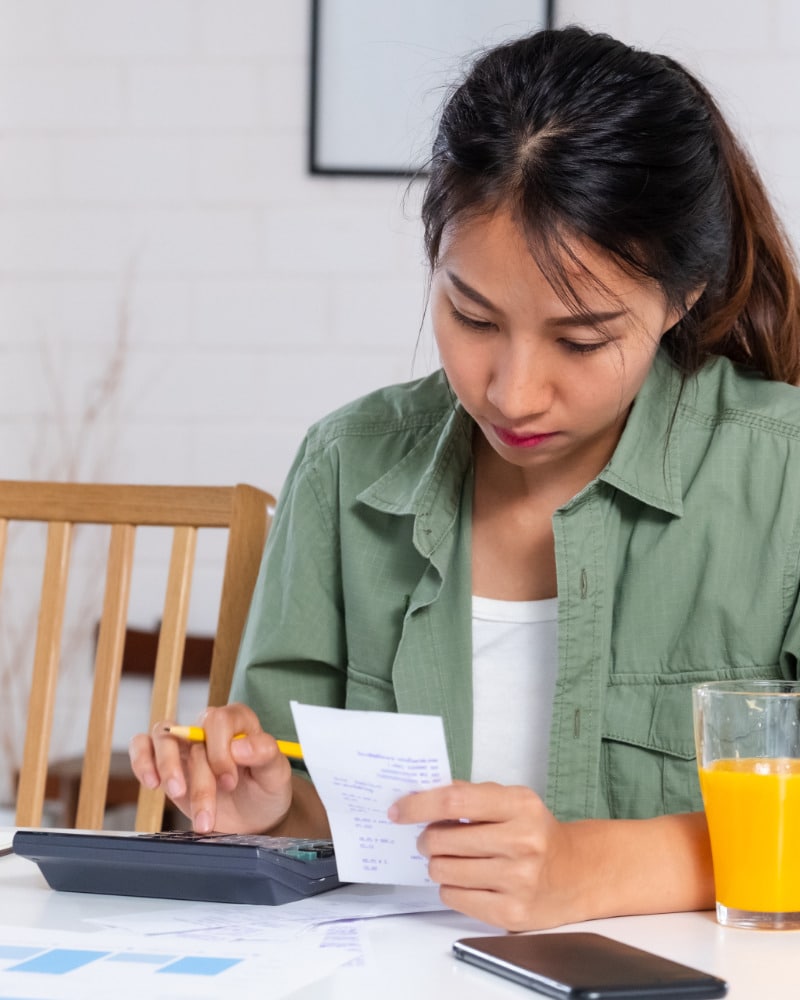 Clothing inflation: 6 ways to stay stylish as prices rise 1 Woman works on household budget because of clothing inflation.