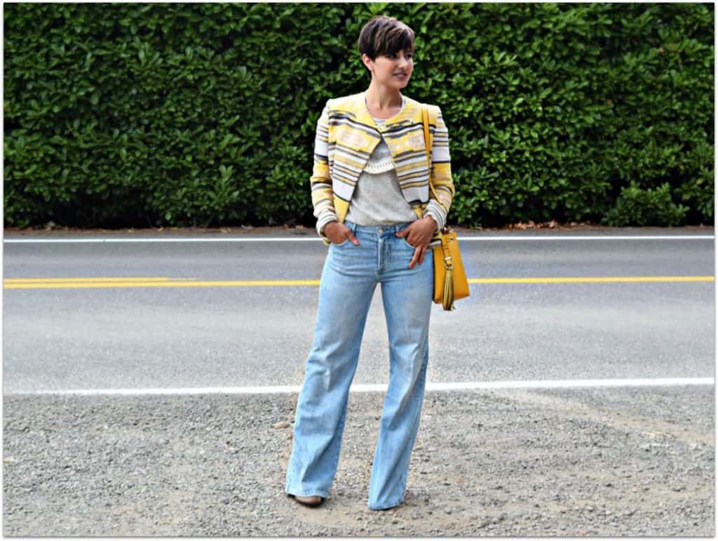 Choosing flared trousers: 3 essential tips 2 Woman wearing flared jeans and sweater