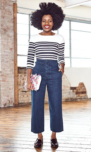 Choosing flared trousers: 3 essential tips 1 Woman wearing flared jeans and striped sweater