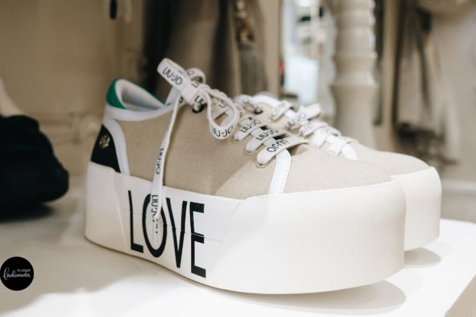 Platform sneakers with text and ribbon laces