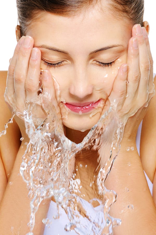 Large pores: 5 causes and how to fix your skin 2 Woman washing her face
